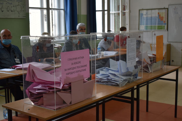 Излазност у Кикинди до подне 27 одсто: Грађани гласају на ПОСЕБНО обојеном листићу (ФОТО) 